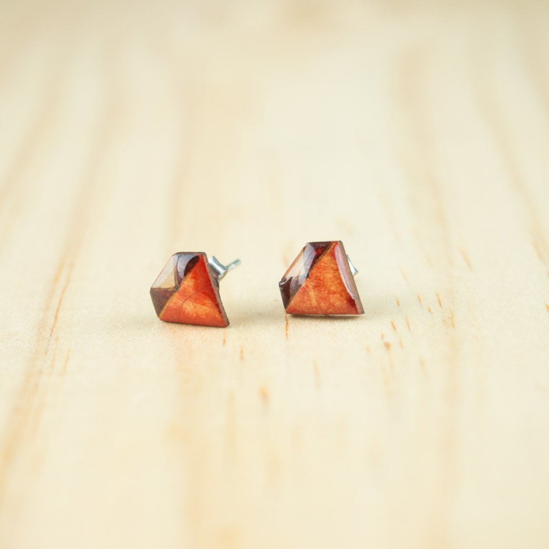 Boucles d′oreilles puces en Calebasse séchée faites main Cari-Dia | Triangles :  Rouge - Beige