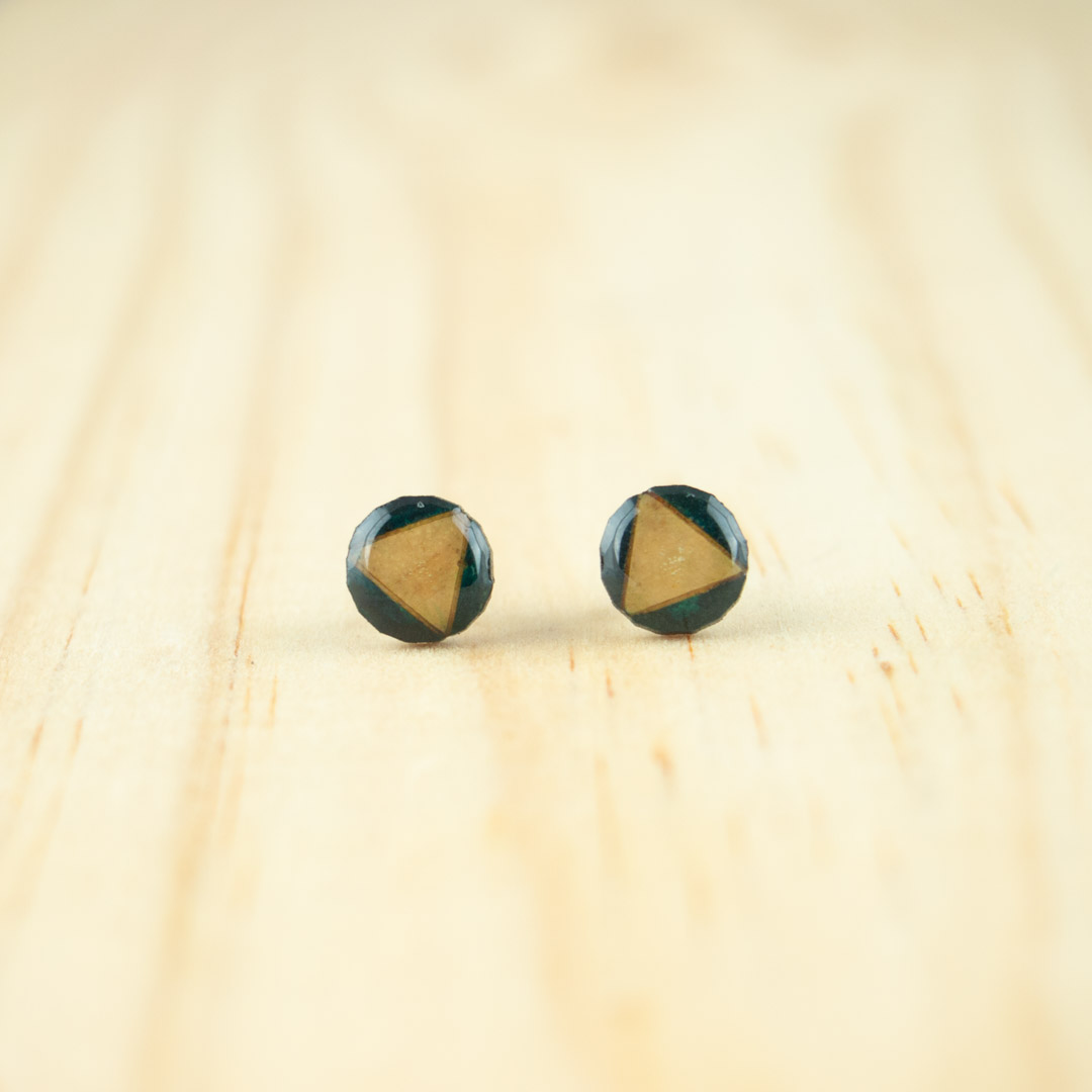 Boucles d′oreilles puces 8mm en Calebasse séchée faites main rondes | Triangle : Bleu pétrole - Beige