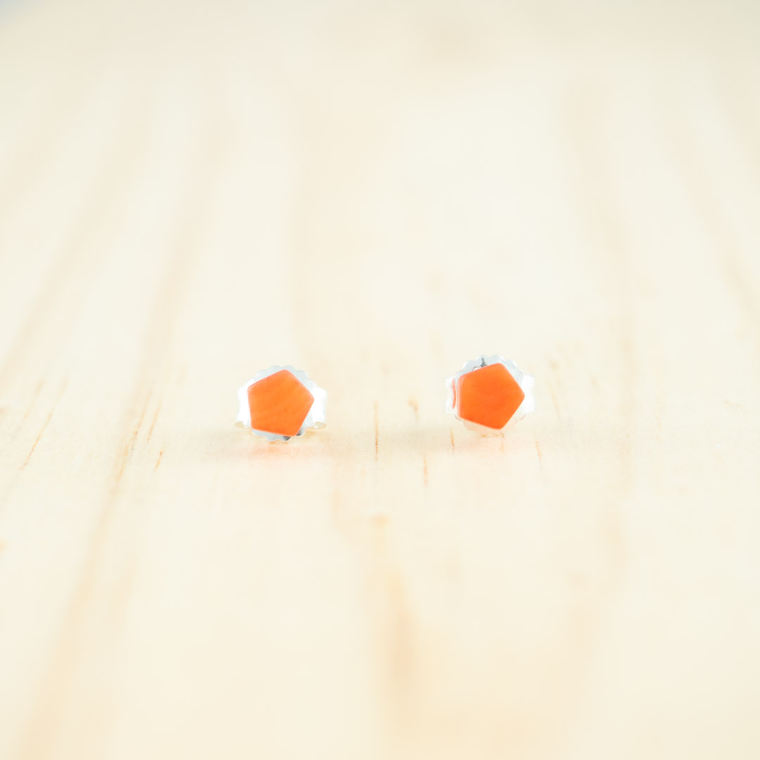 Boucles d′oreilles puces en ivoire végétal et argent 925 Coletoile faites main | Orange