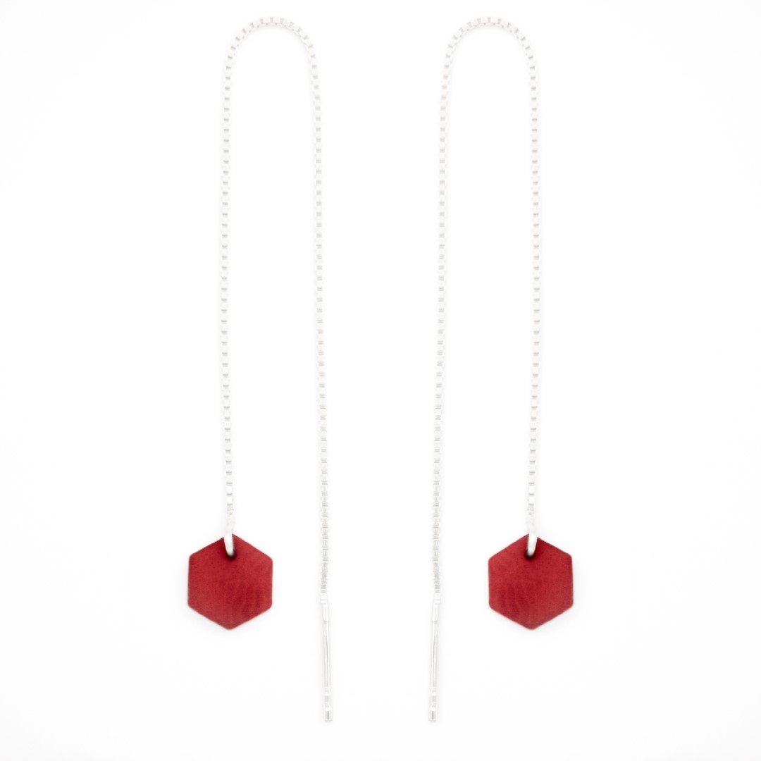 Boucles d’oreilles chaîne traversante Hexagone en ivoire végétal et argent 925 | Rouge