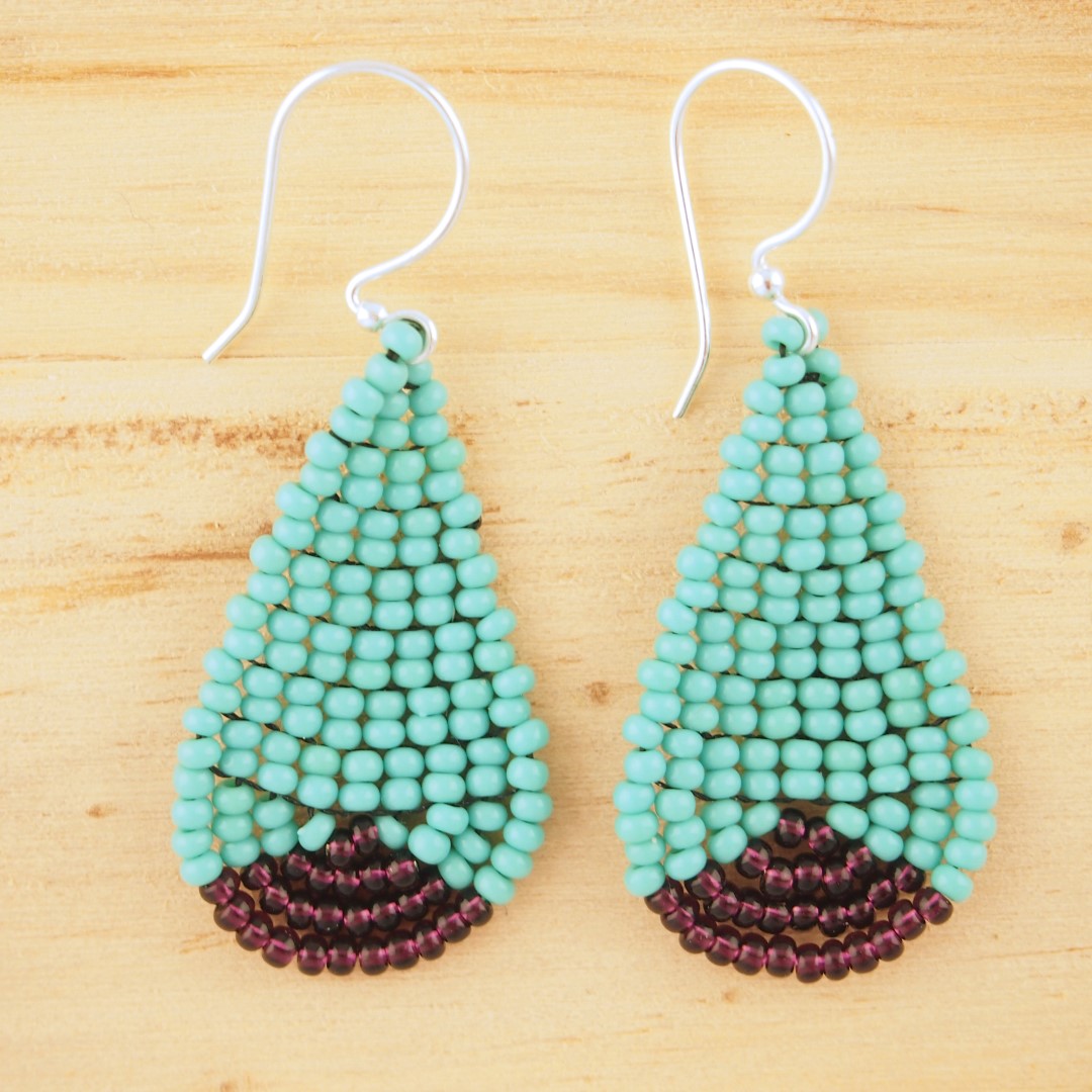 Boucles d′oreilles en perles P turquoise-violet faites-main
