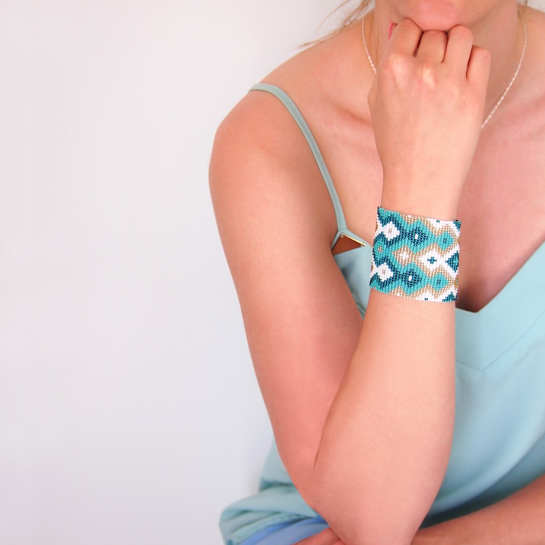 Bracelet manchette perles Braka Infini fait main | Turquoise - Blanc - Doré