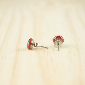 Boucles d′oreilles puces 8mm en Calebasse séchée faites main rondes | Triangle : Rouge - Turquoise