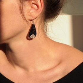 Boucles d′oreilles en perles P noires-argentées faits main
