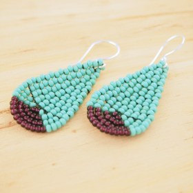 Boucles d′oreilles en perles P turquoise-violet faites-main