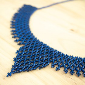 Collier ras de cou perles Okamita fait main | Bleu foncé brillant